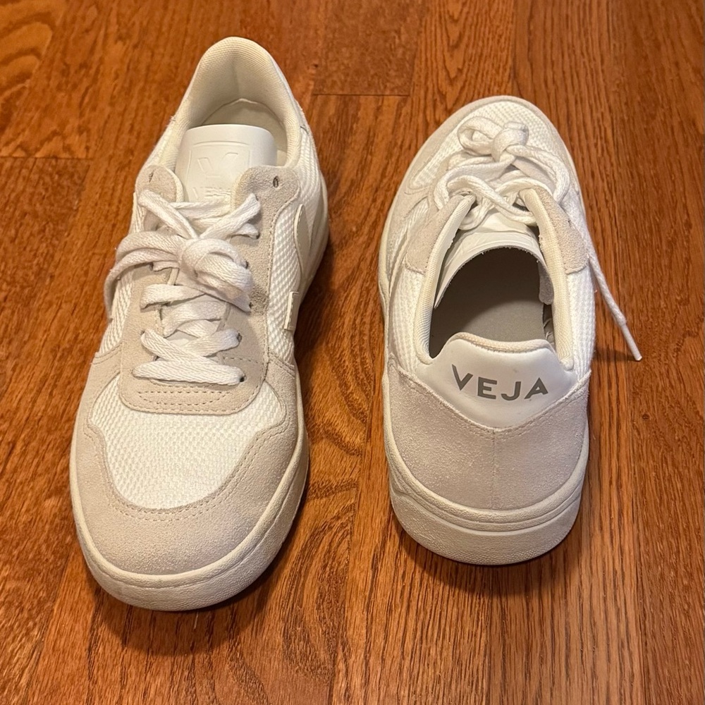 Veja V-90 Women Sneakers